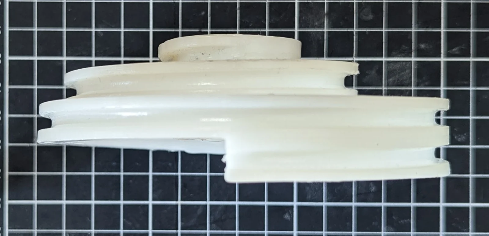 Reference images showing the non-standard wheel profile — view 3